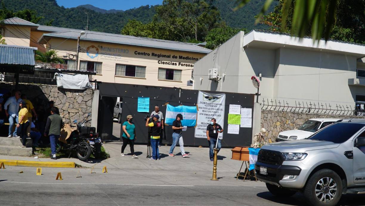 Los empleados continúan con los levantamientos de los cadáveres aunque no descartan dejar de hacerlo como medida extrema de protesta ante la negativa del fiscal general de lograr un acuerdo. 