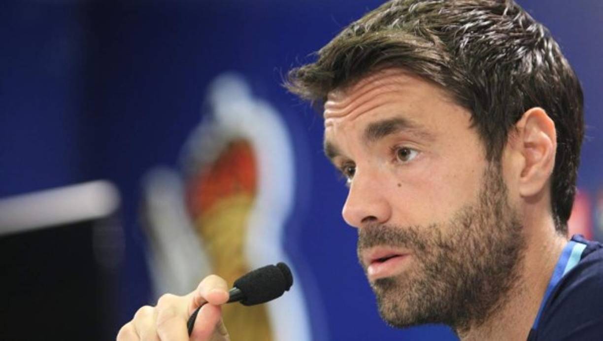 Manchester United's Portuguese midfielder Bruno Fernandes (R) celebrates with Manchester United's Brazilian defender Alex Telles after scoring a penalty kick during the UEFA Europa League Group H first-leg football match between Paris Saint-Germain (PSG) and Manchester United at the Parc des Princes stadium in Paris on October 20, 2020. (Photo by FRANCK FIFE / AFP)