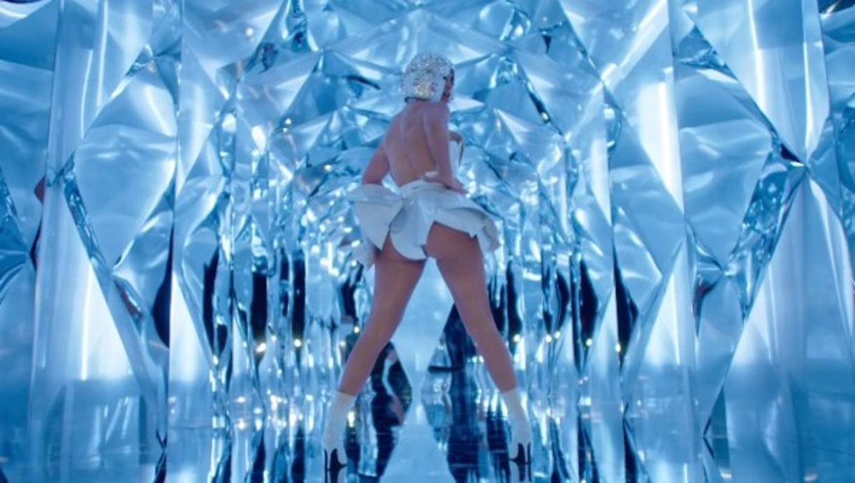 Jennifer López ha querido compartir en el video sus atributos.