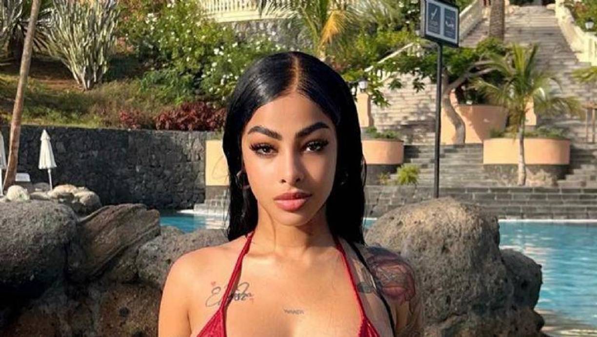 Por su parte, la dominicana se ha mantenido hermética al respecto, aunque en San Valentín compartió una imagen en la que se ve rodeada de flores y joyas, posibles regalos que recibió en esta fecha, sin embargo, no mencionó el nombre del cantante en su post.