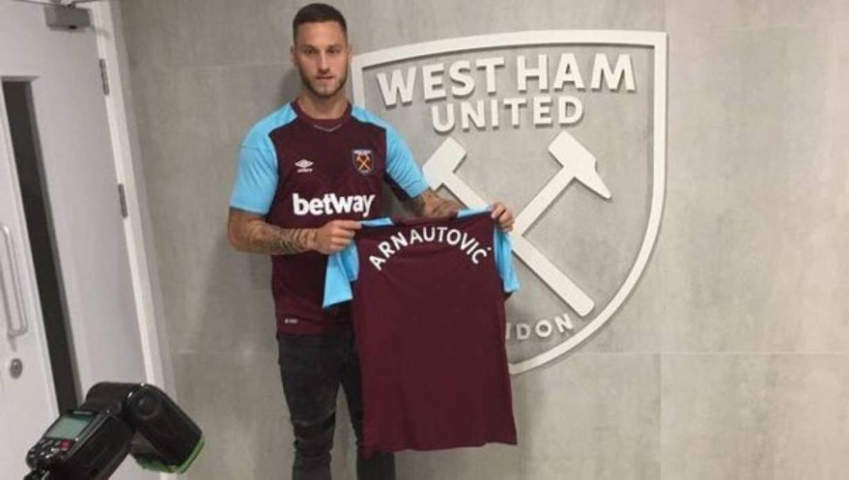 El West Ham ha hecho oficial este sábado el fichaje del delantero austriaco Marko Arnautovic. Es el fichaje más caro de la historia del club, que paga 20 millones de libras más cinco en variables al Stoke City.