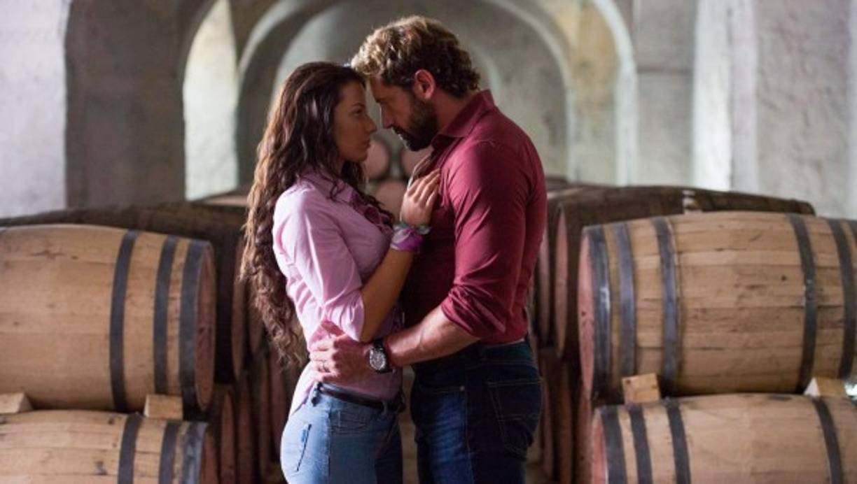 En 2016 obtiene su primer papel protágonico en la telenovela 'Vino el amor', producción de José Alberto Castro, donde personifica a 'Luciana Muñoz'. Fue en el rodaje de esa telenovela en donde se enamoró del actor Gabriel Soto, con quien luego inició una relación amorosa.