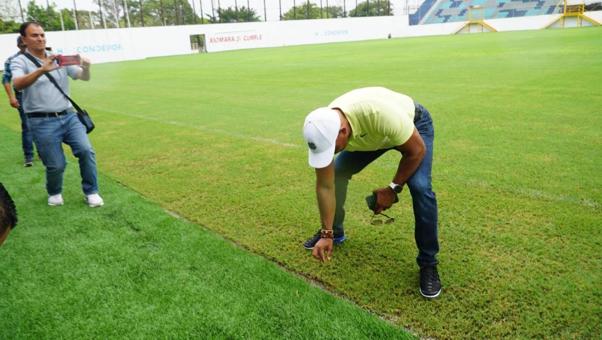 Moncada cuestionó duramente los espacios entre el artificial y el híbrido. Mario calificó de “chabacanadas” las obras en la instalación del césped híbrido.