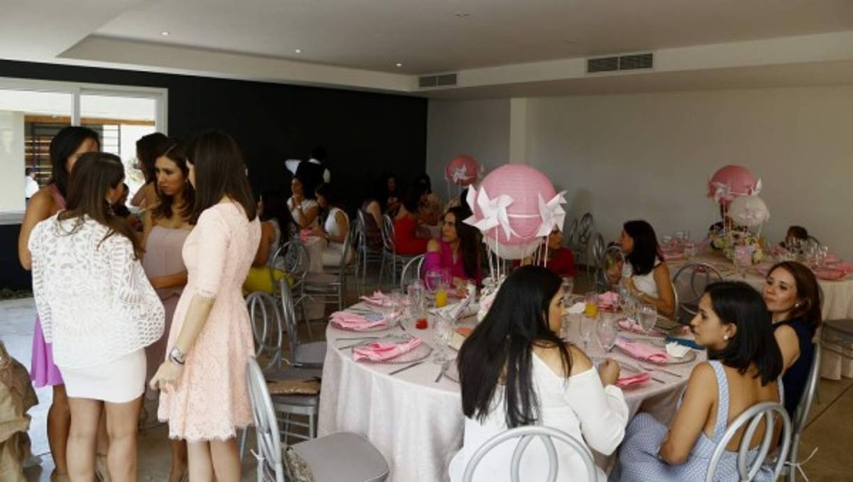 La cita fue una mañana en rosa.