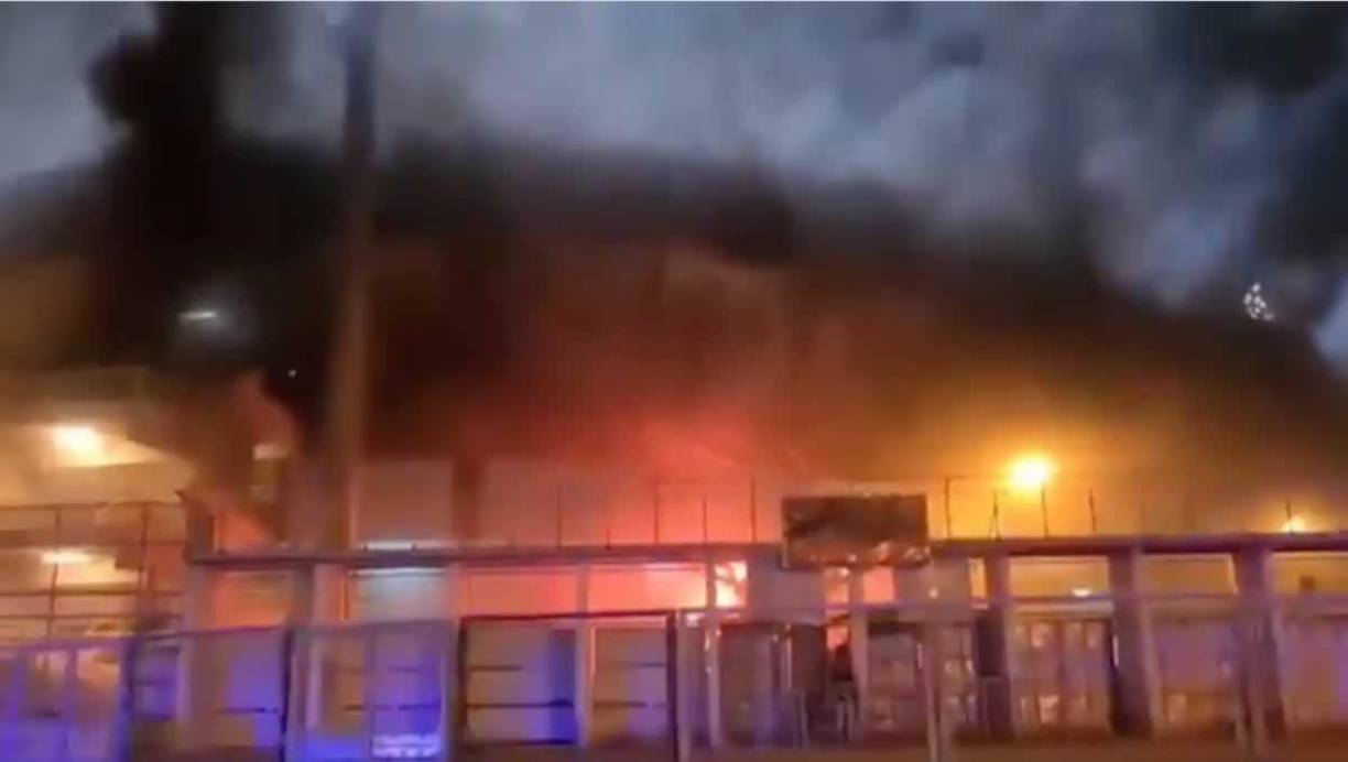 Según información de Sky Sports, el incendio inició al finalizar el duelo y se dio en la curva sur, sector destinado a los aficionados visitantes.