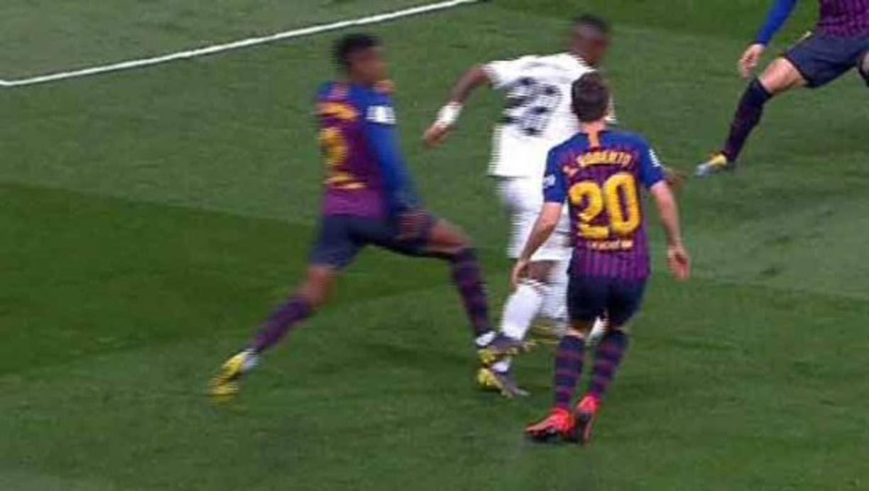 ¿Era penal¡ Vinicius cayó al área tras sentir el contacto de Semedo y en Real Madrid pidieron penalti.