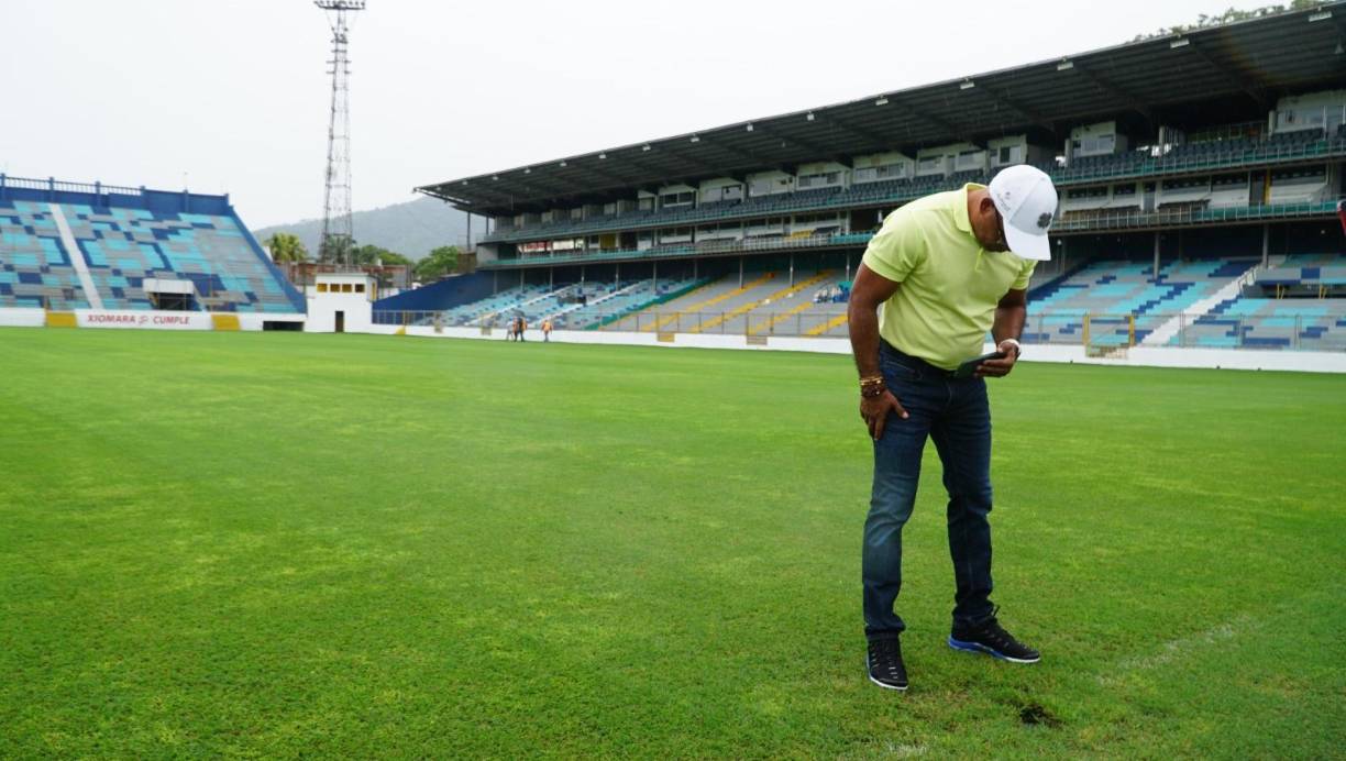 ”No sé ni cómo se llama la empresa ni me interesa, yo no tengo relación alguna con las empresas, no tengo compromiso con ninguna empresa. Nosotros nada más le adjudicamos, pero después del análisis que una comisión que hemos nombrado en la institución realiza de las diferentes licitaciones, pero tienen que estar fuera mañana de acá, de esta cancha. Nosotros vamos a notificarles, le preguntaba al abogado en que nos vamos a amparar y lo haremos con el artículo 119 de la ley de Contratación del Estado y en lo que señala el artículo 187 del reglamento de la misma ley”, destacó Mario Moncada.