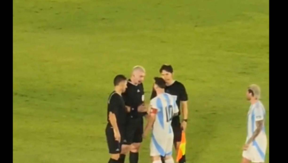 En redes sociales se maneja que el argentino Leo Messi le dijo al árbitro: “Tu eres un cagón, no me estás gustando”.