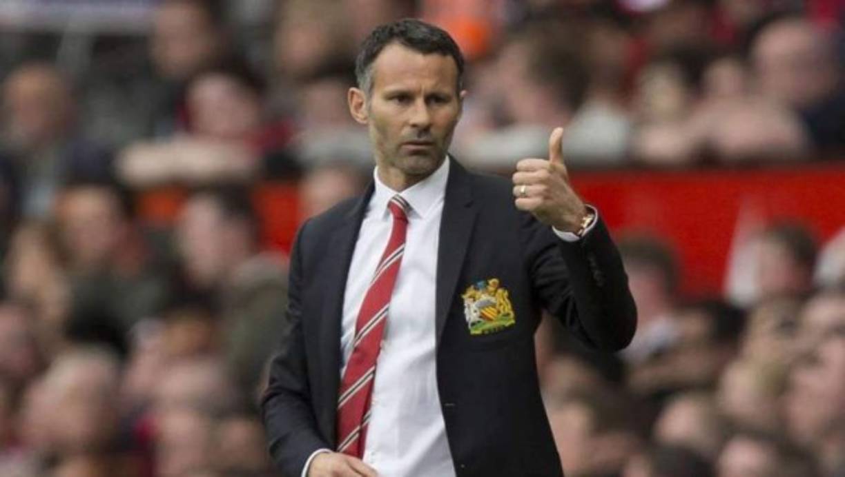 Ryan Giggs cuenta con 45 años de edad y está saliendo con la DJ Helen Stelling Holt .