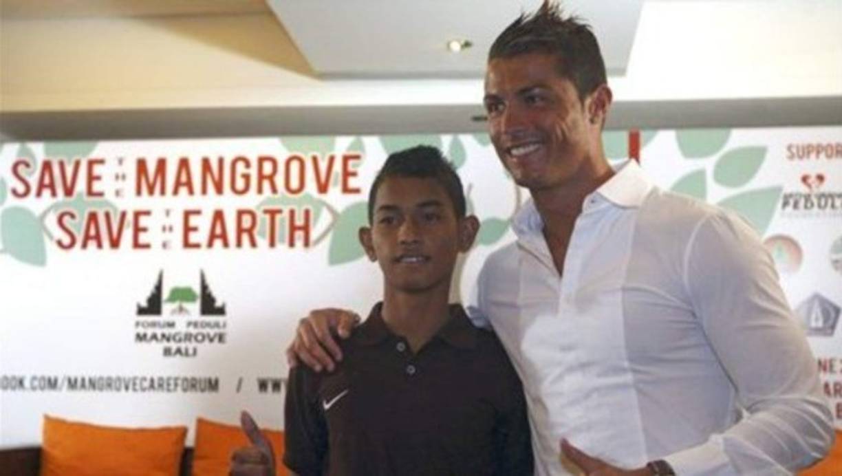 Parte de sus ingresos los destina a causas benéficas contra el hambre, a favor del medio ambiente y a distintas ONGs. Se sabe que donó a la Cruz Roja los 100.000 euros que recibió por parte de la UEFA en el año 2013 por formar parte del 'XI ideal del año 2012'. También aportó 3 millones de euros para luchar contra el hambre en África. ​