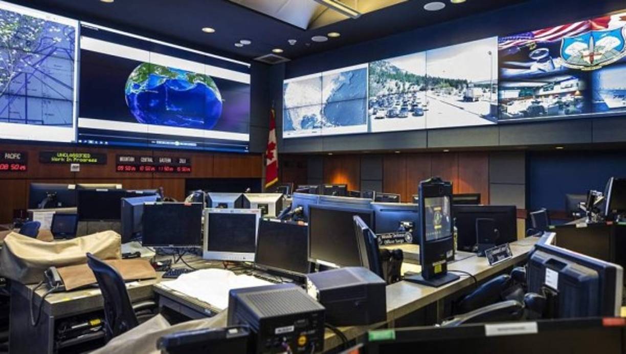 Más de 300 personas trabajan en las instalaciones dentro de la montaña Cheyenne, ocupándose de la defensa y el control aéreo de EEUU y Canadá.