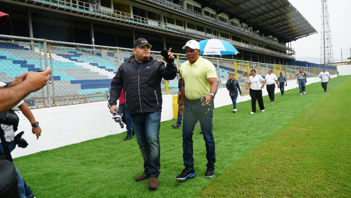 ”Es que lo que pasa que me gusta la perfección y como soy perfeccionista, podría decirle que no rescato nada. ¿De qué sirve que haya un 80 % de la obra buena cuando hay un 20 % de la misma obra que no sirve? Entonces ese 20 % lo bueno que lo bueno de esta obra es el drenaje, porque no podemos desconocer que el trabajo de drenaje fue un éxito. Pero lo demás no ha sido lo que solicitamos nosotros como conocedores del tema. Aparte de eso, los tiempos, una obra que tuvieron que entregarla en primera instancia en 150 días, no le entregaron. La gente de San Pedro Sula merece la cancha, lo vamos a dar, le damos los 167 días tampoco cumplen. Nos dicen que nos van a entregar la obra, la van a entregar al pueblo sampedrano, se la van a entregar al Real España, al Marathón, a los otros ocho equipos restantes de la Liga Nacional que jugarían de visita aquí con el Real España el 31 de diciembre, se le entregarían a la Selección para esa fecha, y no le entregaron tampoco para esa fecha”: Mario Moncada.
