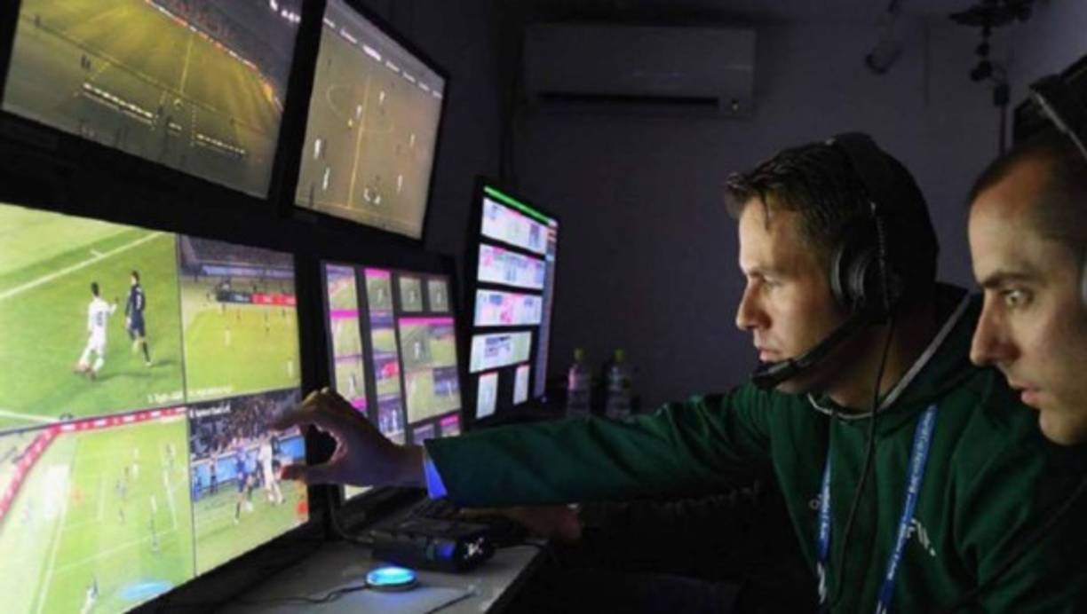 El árbitro asistente de vídeo está autorizado a aconsejar al árbitro principal al respecto, describiendo lo que ve, pero es este último quien siempre adopta la decisión final, aunque sí podrá dar su versión.