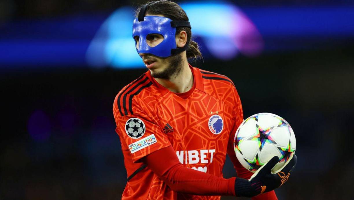 El portero polaco del Copenhague, Kamil Grabara, jugó ante el Manchester City con una máscara protectora.
