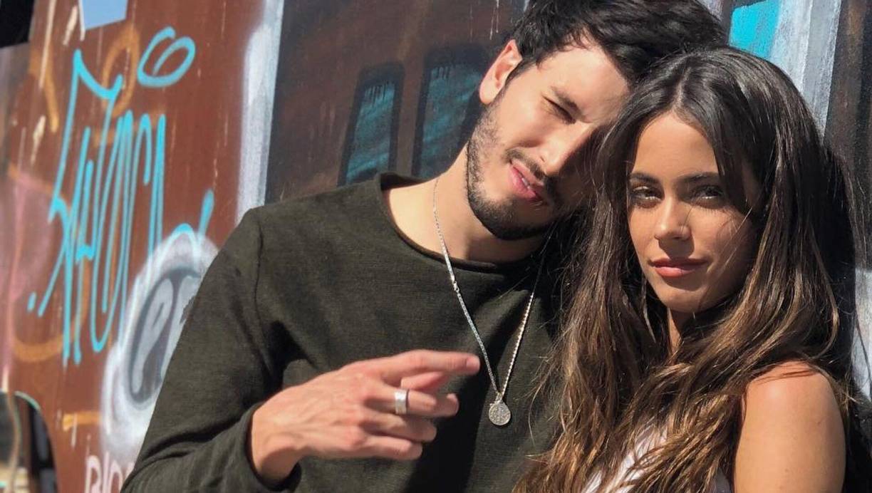 En otra estrofa de la misma canción, contundente dice: “Baby, ya no habrá segunda / Yo ya aprendo a la primera / Ya no me preguntes: ¿Tini, dónde estás?” Seguidores de ambos cantantes argumentan que esa era la forma que Sebastián llamaba a Tini cuando la invitaba a cantar con él en el escenario.