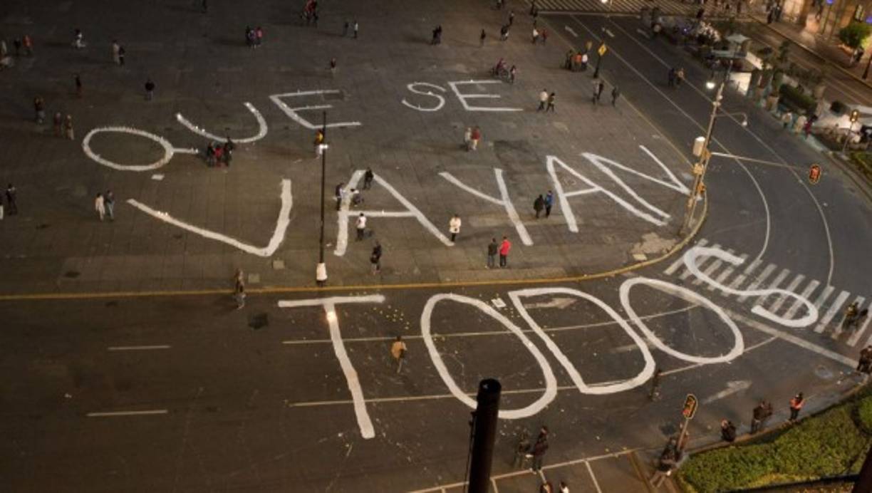 Miles de mexicanos exigen la salida de los funcionarios políticos en ese país tras la desaparición de los normalistas de Ayotzinapa el pasado 26 de septiembre.