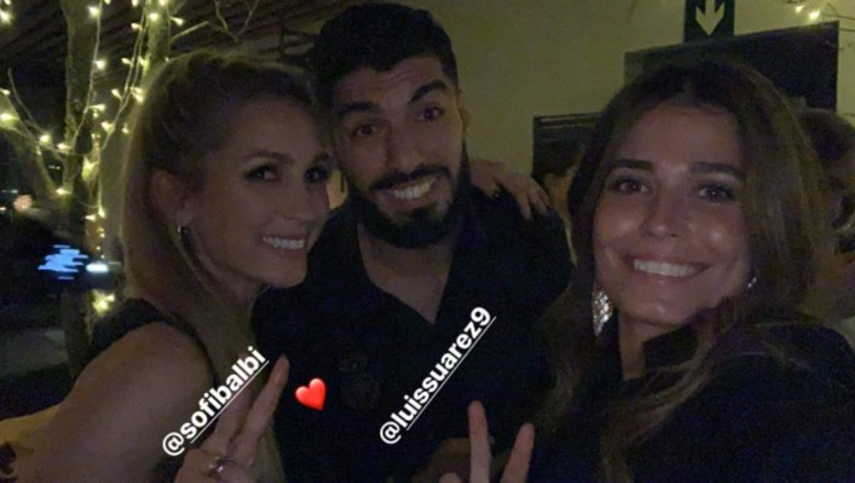 Luis Suárez junto a su esposa Sofia y la novia de Sergi Roberto, Coral Simanovich.