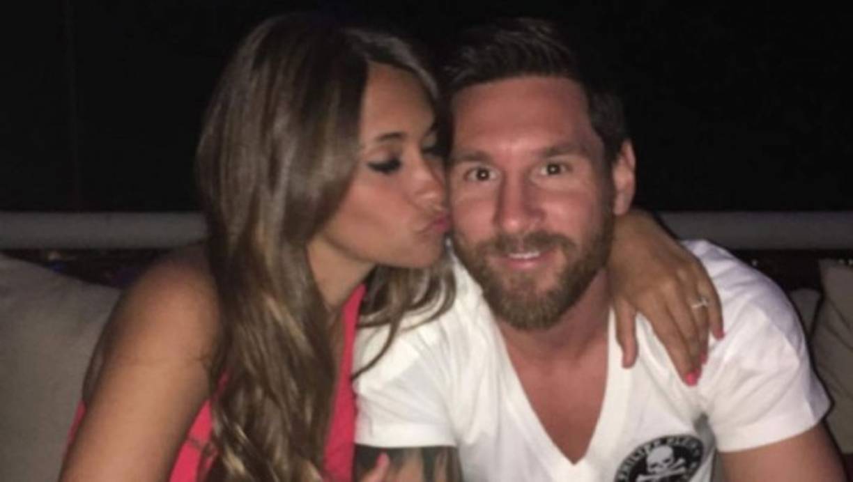 Messi y Roccuzzo se conocen desde pequeños. Ella es la prima de Lucas Scaglia, uno de los mejores amigos de la infancia del capitán albiceleste y, por entonces, compañero de este en las infantiles de Newell's Old Boys. Siguieron en contacto cuando el delantero emigró a España en el 2000 y ya en 2009, durante una entrevista con un canal de televisión catalán, Messi admitió tener una 'novia' que vivía en Argentina. Poco después, Roccuzzo se fue a vivir con él a España. Pero antes la chica ya había tenido un novio.