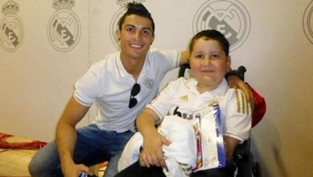 CR7 le ha pagado la operación de un bebé que sufre un trastorno cerebral denominado displasia cortical. Cristiano emprendió una campaña para recaudar fondos a través de subastas de sus camisetas y consiguieron los 60.000 euros que cuesta la operación.