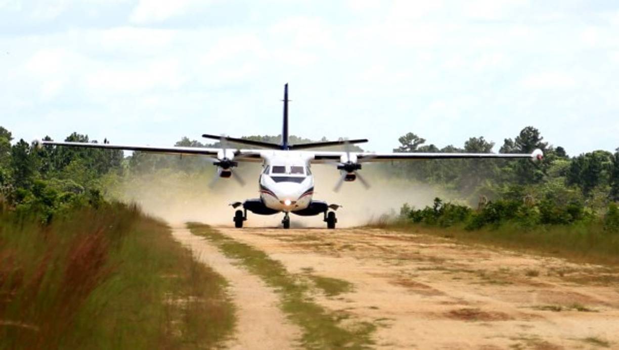 La aerolínea hondureña Aero Caribe es la única que vuela de La Ceiba a La Mosquitia. Fotos: Jordan Perdomo.