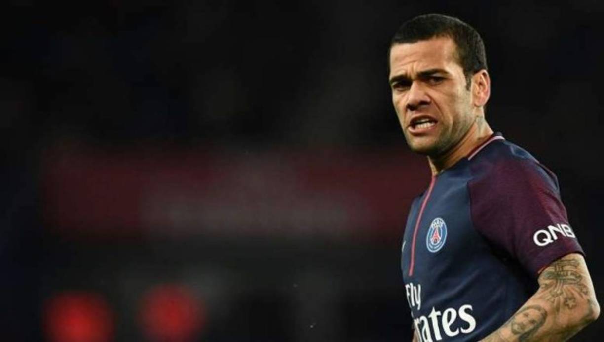 Dani Alves: El lateral brasileño de 35 años de edad podría salir del PSG de cara a la próxima campaña.