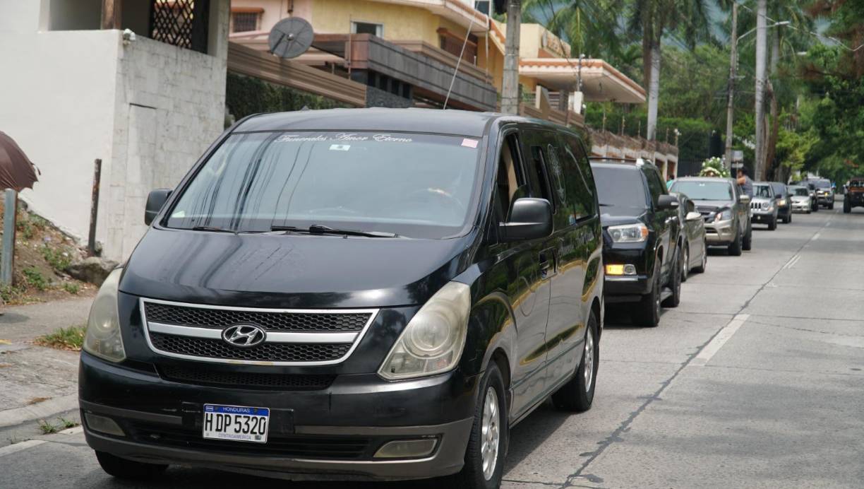 En una extensa caravana de vehículos fue trasladado el féretro de Michelle hacia el cementerio donde ya descansan sus restos mortales. 