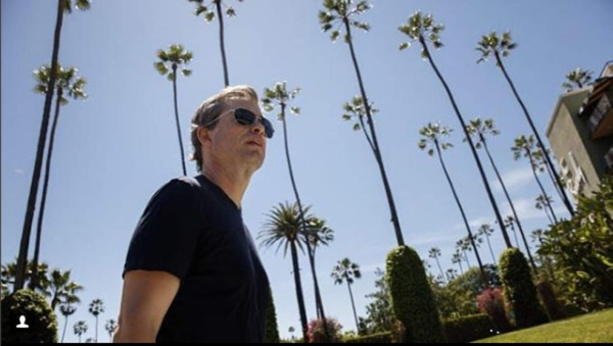 Cabe señalar que era un adepto de la ideología de izquierda, a los 13 años lo expulsaron del internado Le Rosey ubicado en Suiza. La razón se debió a que se negó a hablar en inglés porque consideraba a esta lengua como el idioma del imperialismo.<br/>