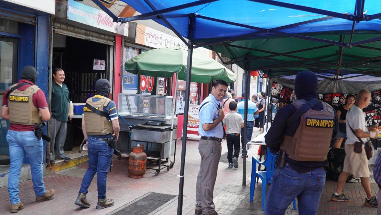 Los agentes de la Dipampco realizaron un recorrido por por el centro de San Pedro Sula.