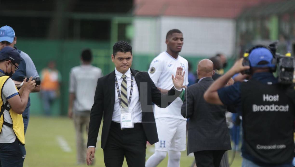 Luis Alvarado saludando a los aficionados que se mostraron emocionados tras el triunfo de la Sub-20 de Honduras.
