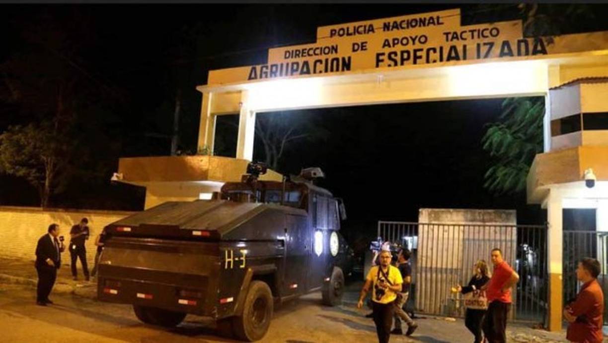 Ronaldinho y su hermano Roberto fueron finalmente trasladados el sábado a una cárcel de Asunción tras la orden de prisión preventiva. Actualmente, ambos están recluidos en el ‘Cuadrilátero’, un sector ubicado en la planta alta del edificio principal que alberga a policías con procesos judiciales, además de políticos procesados por corrupción y narcotraficantes.