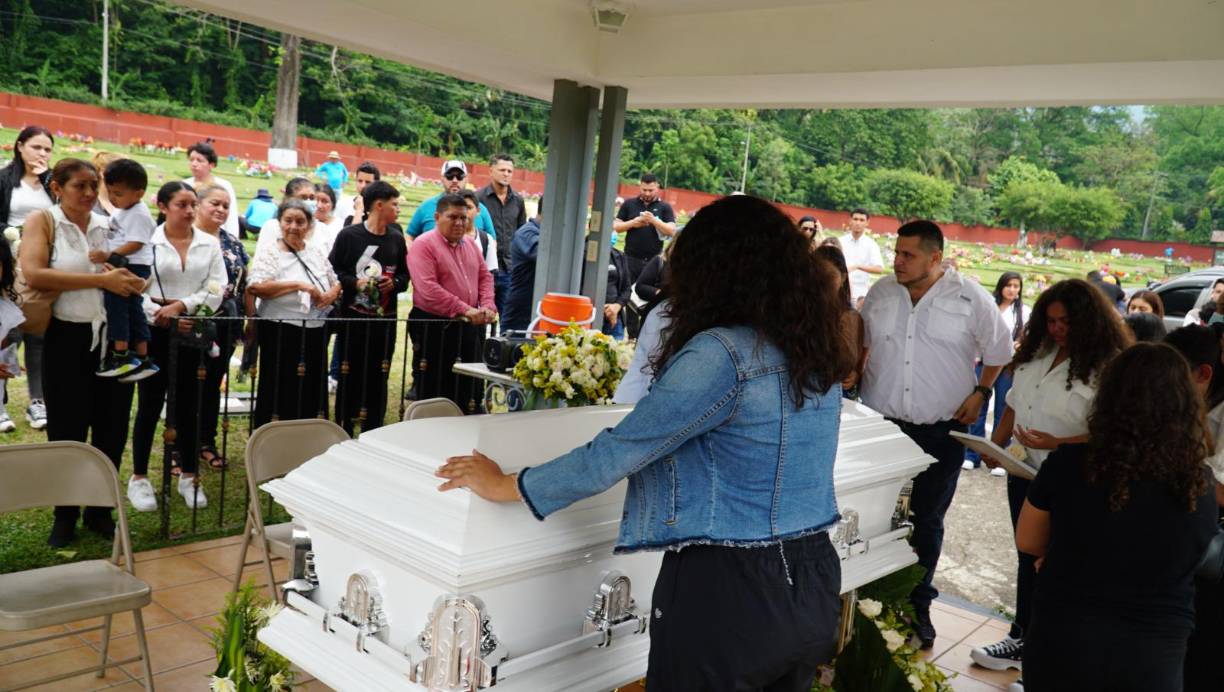 Después de orar por el eterno descanso de la jovencita, su cuerpo fue llevado a su última morada.