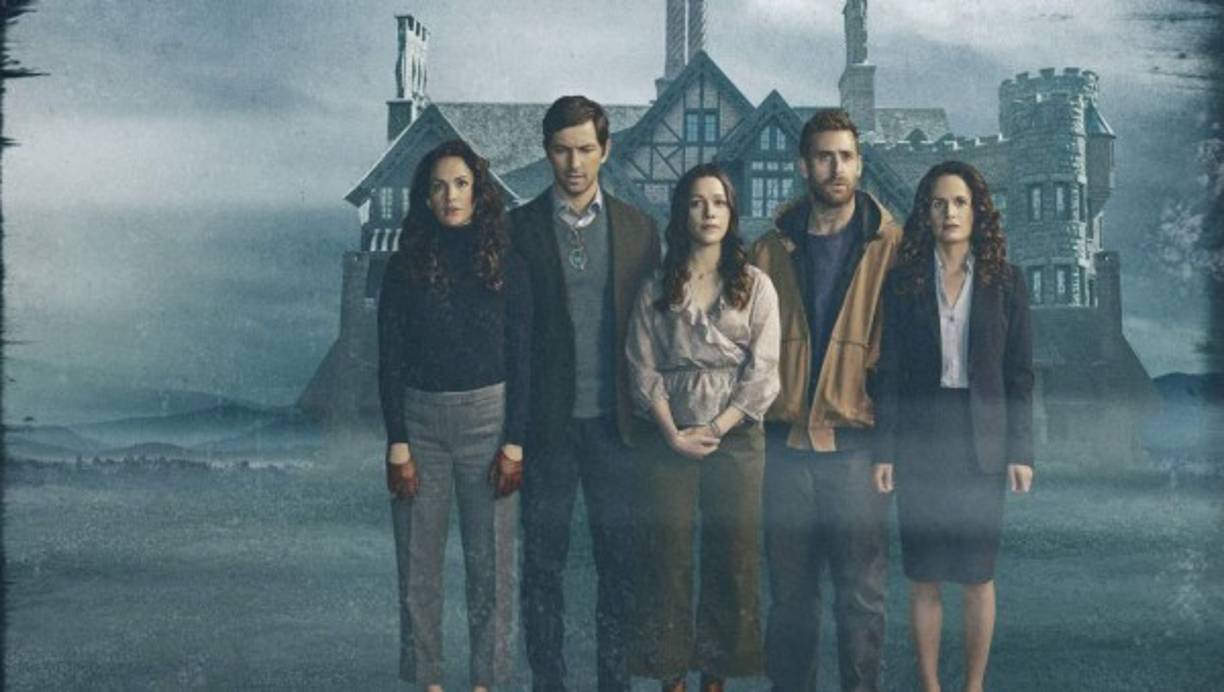7. The Haunting of Hill House <br/>Críticas- 8.8/10IMDb 92%Rotten Tomatoes<br/><br/>Una maratón de suspenso y terror podrían hacer tus fiestas más interesante.<br/><br/>Esta producción no es recomendada para menores de 16 años o para padres conservadores.<br/><br/>Inspira en la novela homónima de Shirley Jackson (1959) , la serie de terror cuenta con 10 episodios de una hora aprox cada uno.<br/><br/>Un grupo de hermanos que, cuando eran niños, crecieron en lo que luego se convertiría en la casa embrujada más famosa del país. Ahora adultos, y forzados a volver a estar juntos frente a la tragedia, la familia finalmente debe enfrentarse a los fantasmas de su pasado — algunos de los cuales aún acechan en sus mentes, mientras que otros pueden acechar en las sombras.<br/>