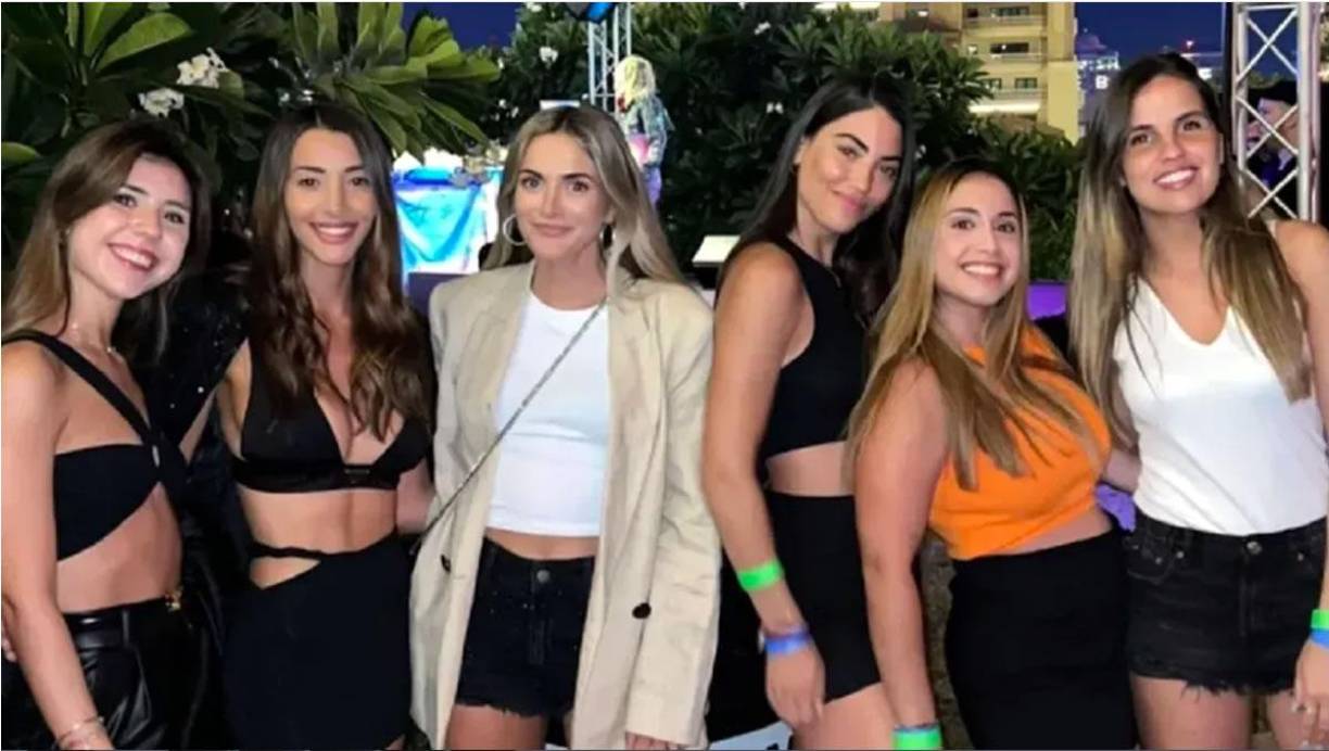 Mientras los jugadores se estaban preparando para disputar la final contra Francia, ellas paseaban por Qatar, hablaban con los medios argentinos y hasta se juntaban para compartir emociones. “Nos llevamos súper bien. La verdad que son súper amables y amorosas”, dijo Muri López, la novia del defensor Lisandro Martínez.