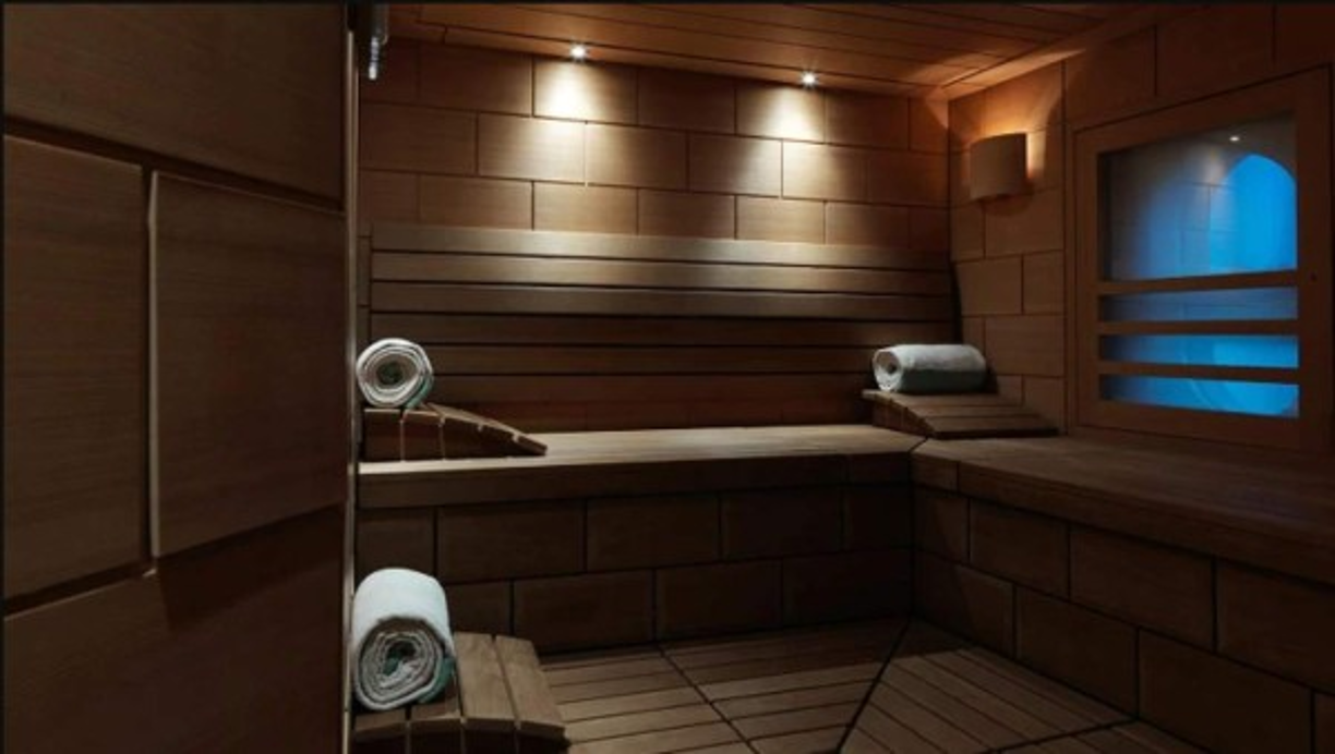 Tiene su propio sauna con finos acabados de madera.