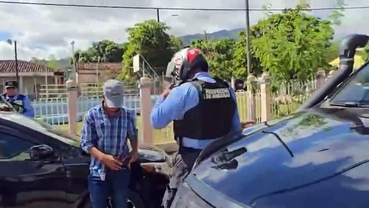 Aunque los individuos finalmente decidieron retirarse, un disparo de advertencia realizado por Nolasco desató el <b>pánico entre los asistentes</b> y los lugareños. 