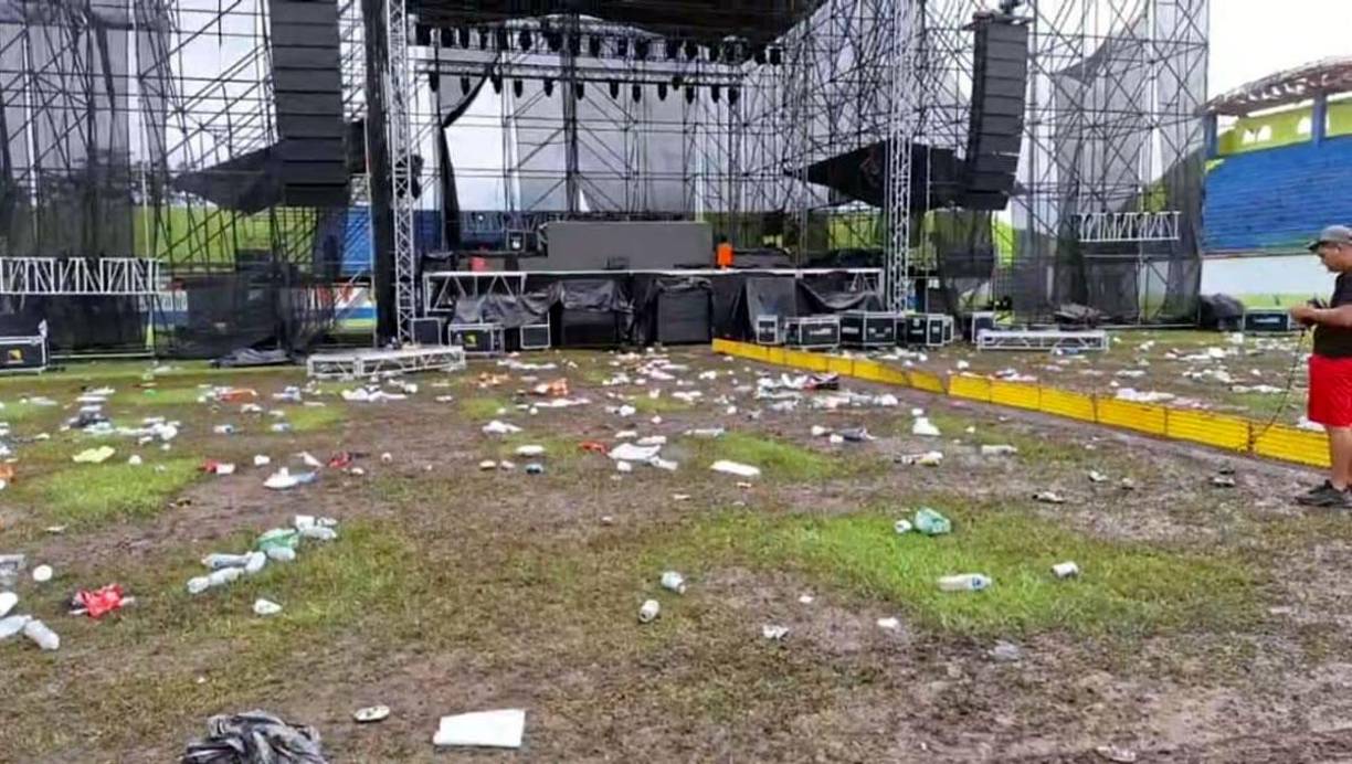 Así quedó la cancha del estadio Juan Ramón Brevé Vargas después del concierto de Bronco.
