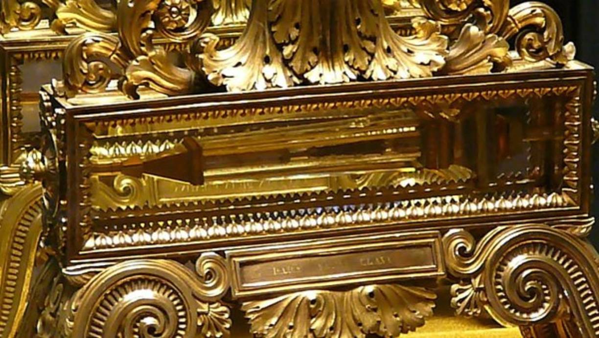 Además de la Santa Corona, Notre Dame conserva otras dos reliquias de la Pasión de Cristo: un pedazo de la Cruz y un clavo.