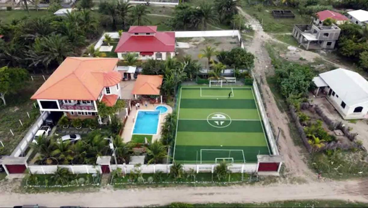 Alberth Elis mandó a construir esta bonita casa en San Juan Tela, la comunidad donde nació. El jugador cumplió su sueño de tener esta mansión cuando jugaba en el Houston Dynamo.