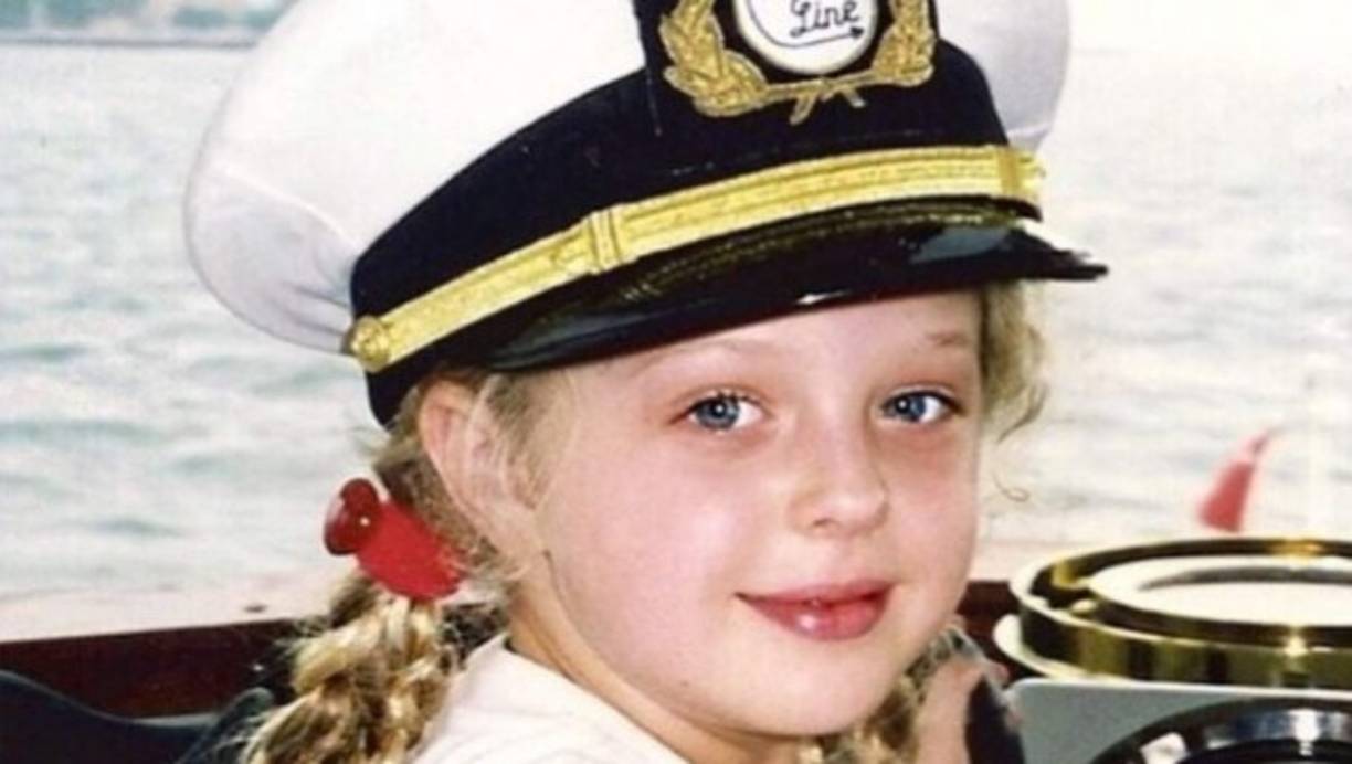 Tiffany nació en medio del escándalo mediático que su padre provocó en Nueva York tras casarse con su amante. La prensa rosa estadounidense dedicó varias portadas a la infidelidad y posterior boda del magnate.