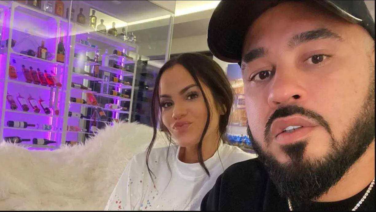 El hallazgo de las armas ocurrió en abril de 2020, cuando agentes del FBI en Puerto Rico registraron una casa desocupada del manejador de artistas, en Caguas, municipio vecino a San Juan, agrega la agencia internacional.