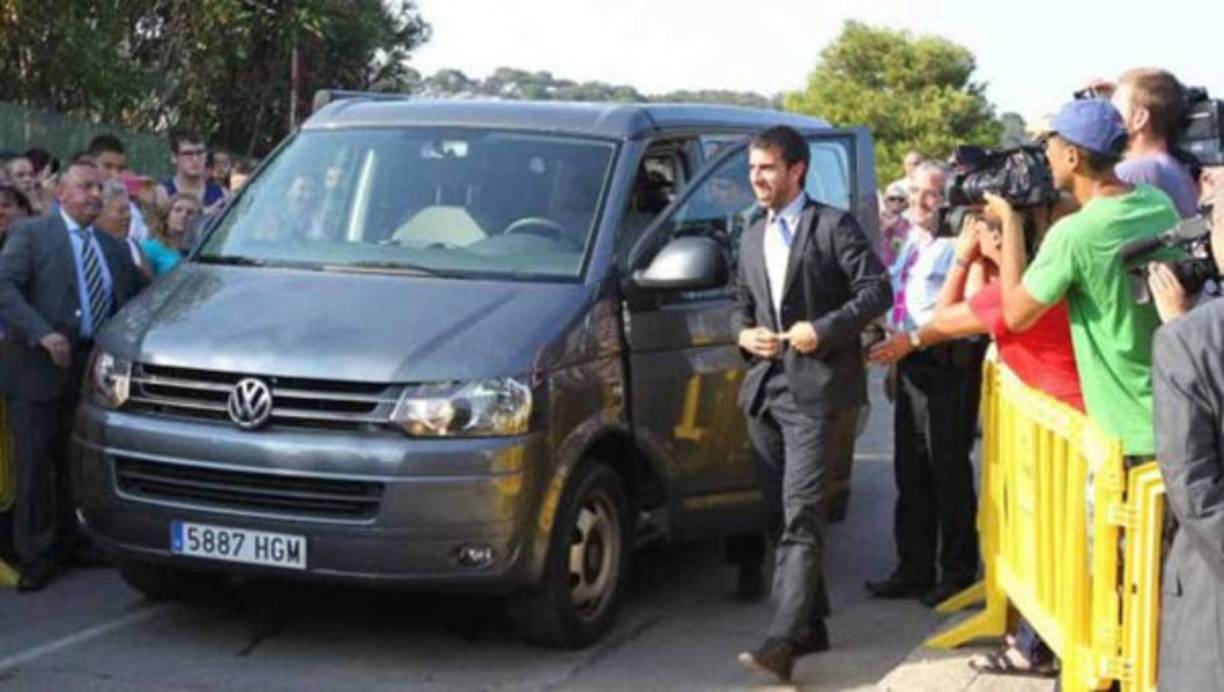 Oleguer Presas: El ex futbolista del Barcelona siempre llegaba conduciendo su famosa furgoneta Wolkswagen California.