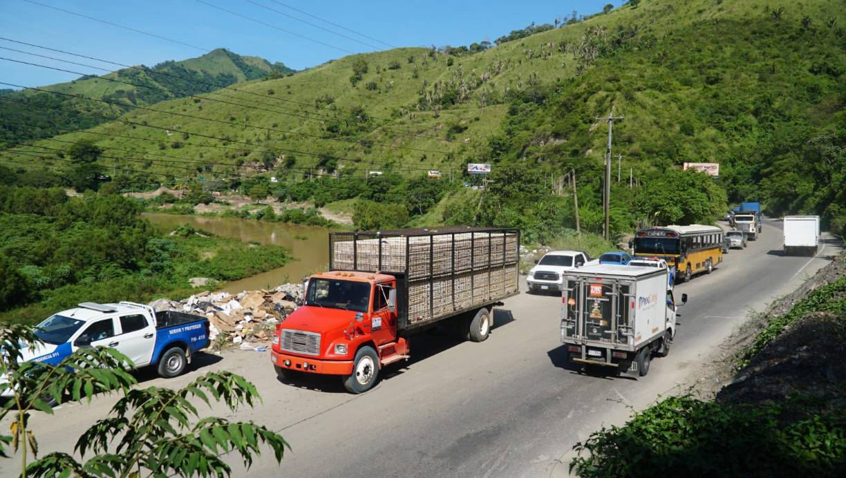 La zona es un peligro permanente para los miles de vehículos que circulan por la saturada vía occidental. 