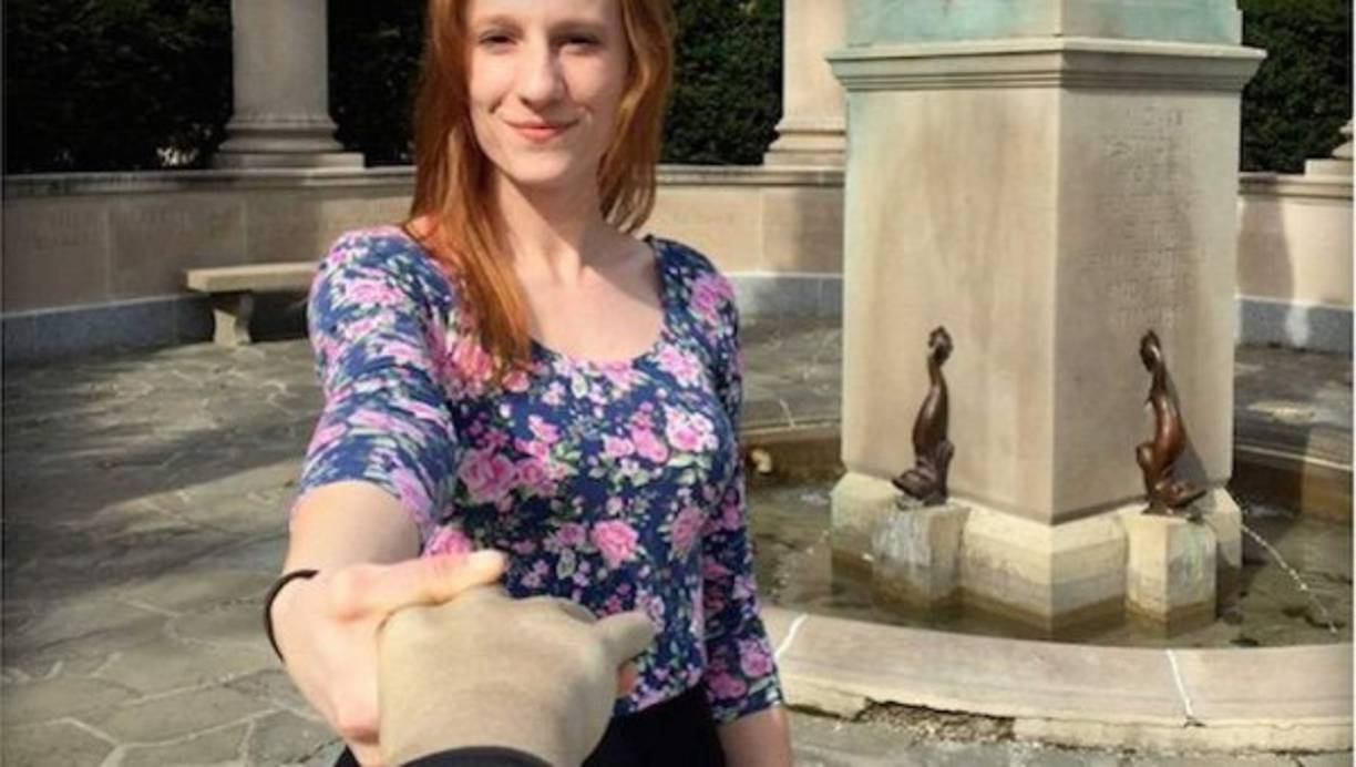 El truco del brazo. Aquí es donde realmente te la juegas. El brazo no debería salir en la foto, pero tienes que tener en cuenta que, si tomas la foto desde muy arriba, te hará “cabezona”, mientras que, si la pones muy abajo, te hará papada. <br/>