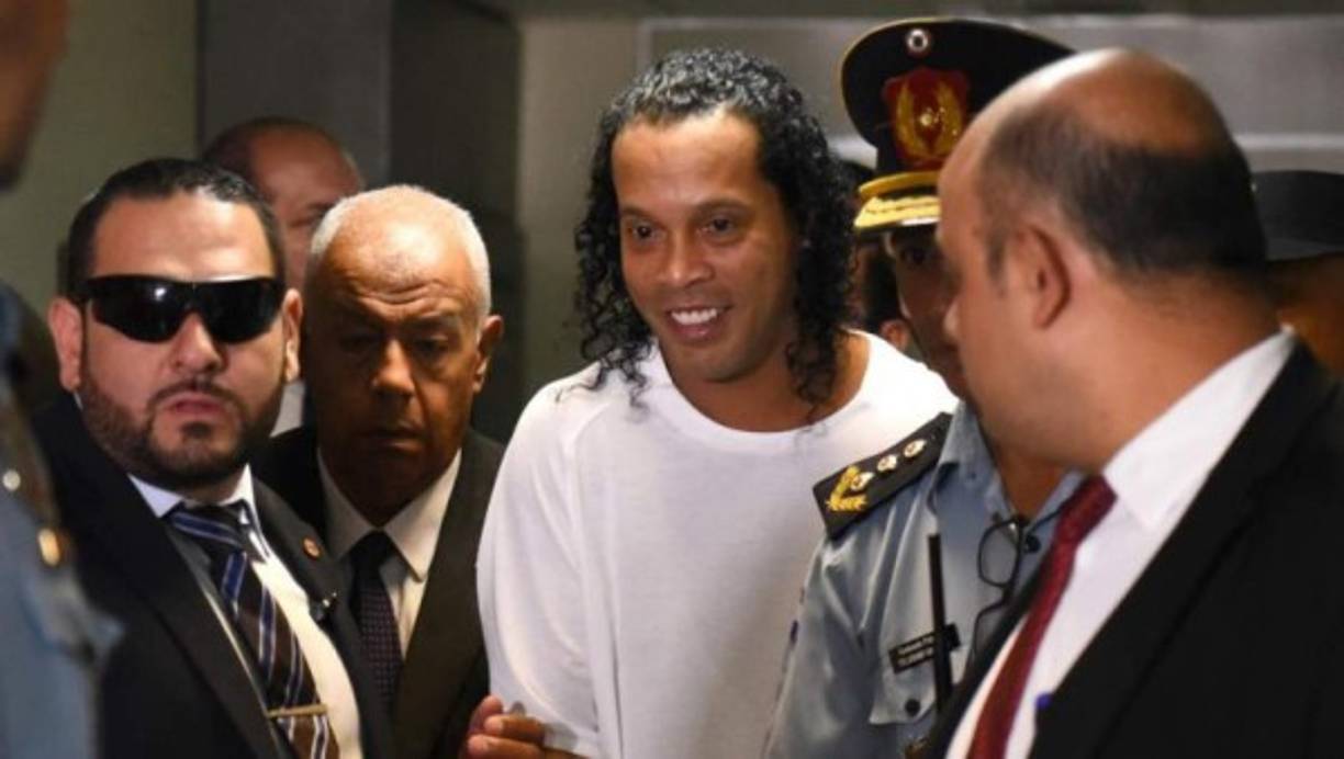 La fiscalía de Brasil intervino las cuentas de Ronaldinho y encontró 6,8 dólares. Una burla considerando que ha facturado unos US$ 120 millones, aunque muchos temen que haya dilapidado buena parte, por su desenfadado estilo de vida.