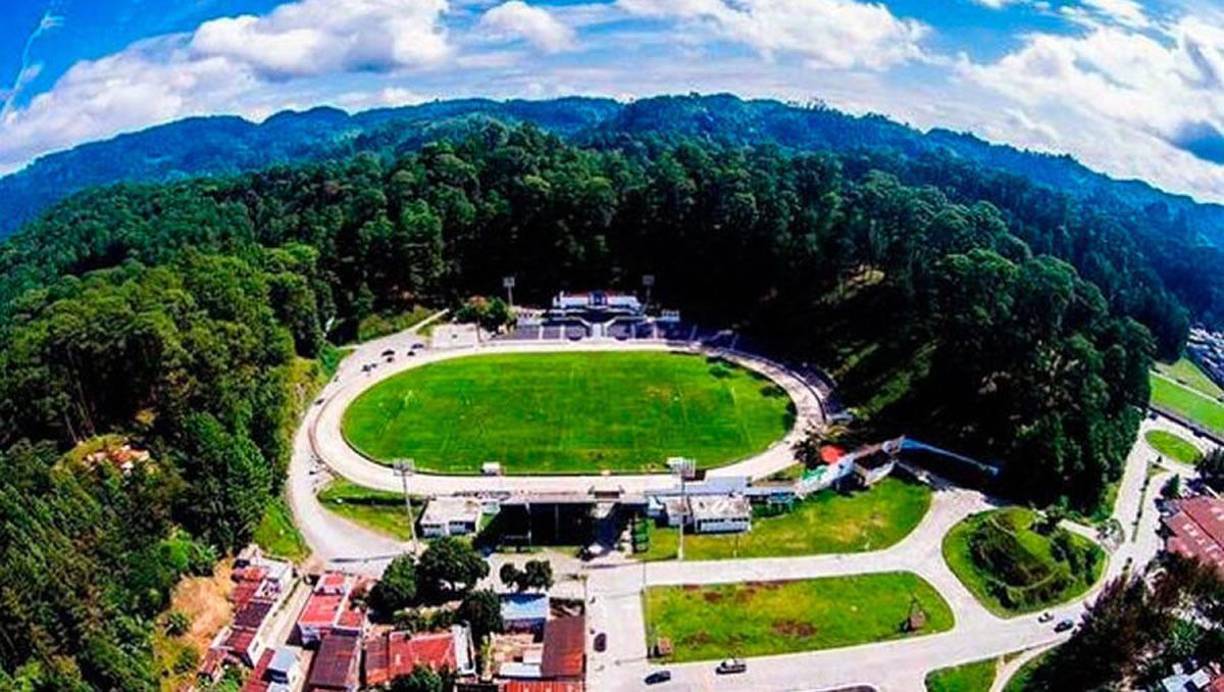 El estadio José Ángel Rossi, más popularmente conocido como Verapaz, es uno de los más particulares de Centroamérica y, más en concreto, de Guatemala. Apodado el Ecológico de América, sus aficionados se ubican entre gradas y en mitad del cerro anexo, entre los pinos.