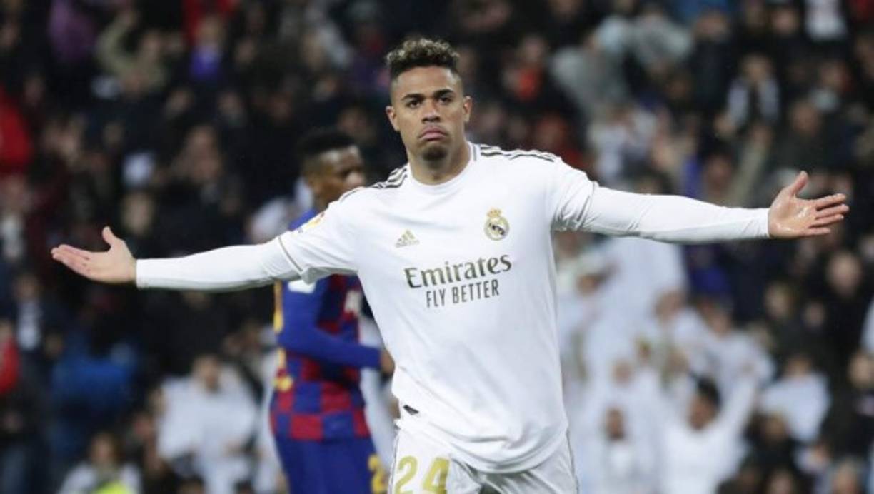 Mariano Díaz: El delantero dominicano sería uno de los que salga del Real Madrid ya que no entra en los planes de Zidane. Se menciona que el Sevilla buscaría ficharle.