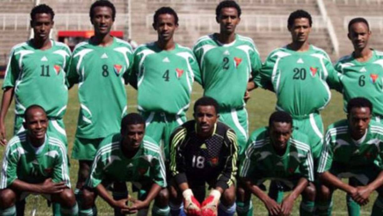 208 Eritrea. ​Un país donde ser futbolista, no da ni por asomo el prestigio y la calidad de vida que te puede dar en Europa. La mayoría de los jugadores de esta selección bucan en el fútbol el modo de salir de un país donde reina una dictadura.