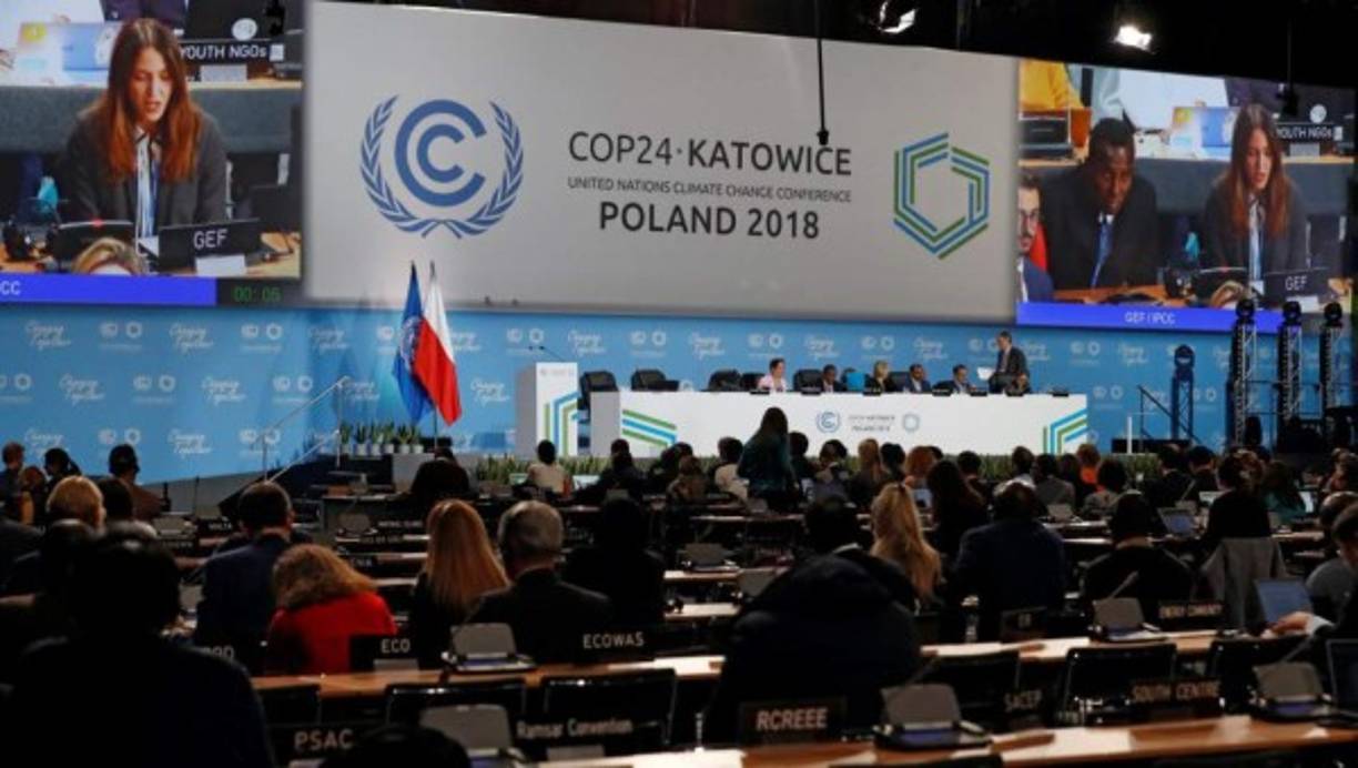 8. Proponen frenar la subida de la temperatura.<br/><br/>Limitar la subida de temperaturas a 1.5 grados requeriría “cambios sin precedentes” a nivel social y global, alerta el nuevo informe presentado en octubre por el Grupo Intergubernamental de Expertos en Cambio Climático (IPCC, por sus siglas en inglés).<br/><br/>El informe, presentado en Incheon (Corea del Sur), examina vías para limitar el calentamiento hasta 1.5 en vez de 2 grados, tal y como se estableció en el Acuerdo del Clima de París, y advierte de que los efectos para ecosistemas y la vida en el planeta serán mucho menos catastróficos si se logra mantener esta barrera más ambiciosa.<br/><br/>El texto dice que limitar el “calentamiento global a 1.5 ºC”, barrera que se cree que se superará entre 2030 y 2052 a este ritmo, “requeriría cambios rápidos, de amplio alcance y sin precedentes en todos los aspectos de la sociedad”, desde consumo de energía a planificación urbana y terrestre y muchos más recortes de emisiones.<br/><br/>Las emisiones de gases contaminantes de origen humano ya han elevado la temperatura media del planeta en torno a 1 grado con respecto a antes de la revolución industrial en el siglo XIX y han transformado la vida en el planeta, según recordó el presidente del IPCC, Hoesung Lee, en la presentación del informe.<br/><br/>Superar el límite de 1.5 grados depararía un mayor incremento del calor extremo, las lluvias torrenciales y la probabilidad de sequías, algo que tendrá un efecto directo sobre la producción de alimentos, sobre todo en zonas sensibles como el Mediterráneo o Latinoamérica.<br/><br/>También afectará a la salud, suministros de agua y crecimiento económico, con un impacto especialmente negativo sobre las poblaciones más pobres y vulnerables del planeta, dice el texto, que cuenta con 6,000 referencias científicas y viene firmado por 91 expertos de 40 países.<br/><br/>En diciembre, la comunidad internacional en la 24 conferencia de la ONU sobre el clima (COP24), celebrada en Katowice, Polonia, llegaron a un acuerdo sobre los instrumentos que se emplearán para aplicar el Acuerdo de París para frenar el calentamiento global. <br/>