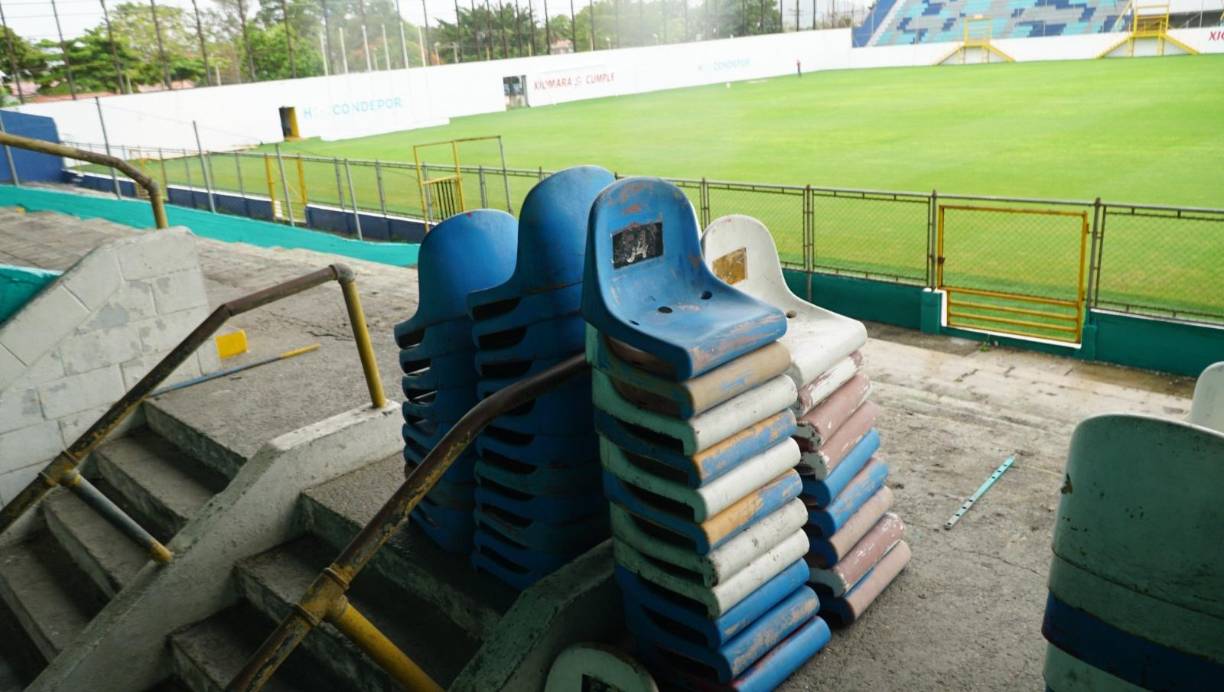 Las butacas se quitaron casi en su totalidad, pero no han llegado las nuevas y no las han instalado.