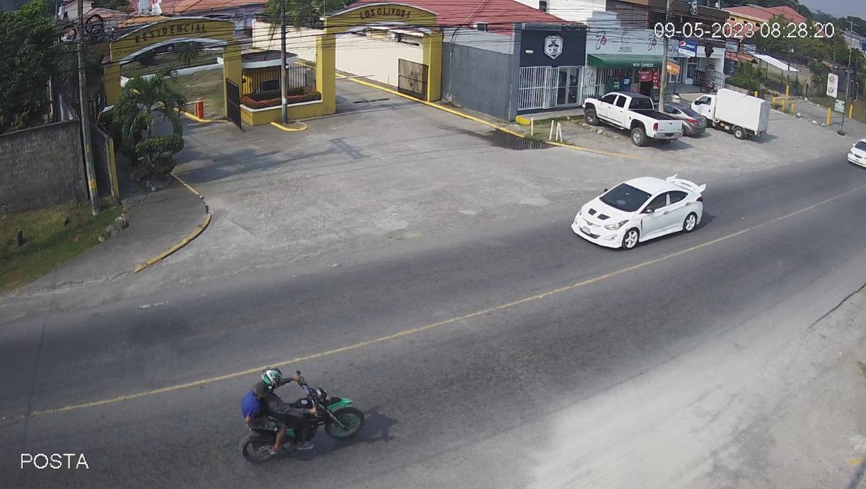 En las imágenes se puede ver a los dos hombres a bordo de una motocicleta.